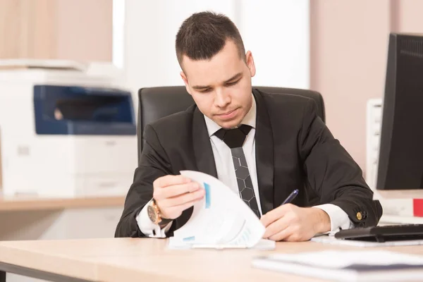 Empresario trabajando con documentos en la oficina — Foto de Stock