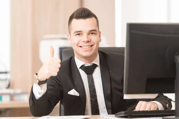 Feliz hombre de negocios pulgares hacia arriba signo — Foto de Stock