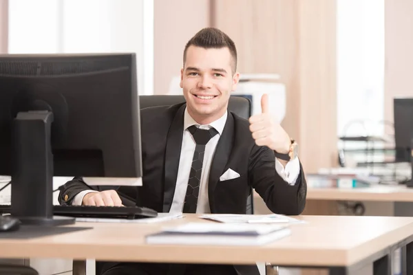 Zakenman weergegeven: ok ondertekenen met zijn duim omhoog — Stockfoto