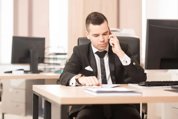 Wesoły człowiek w biurze odbieranie telefonu — Zdjęcie stockowe