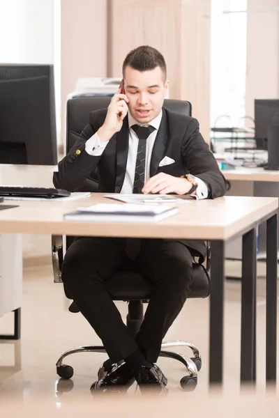 Jovem empresário ao telefone — Fotografia de Stock