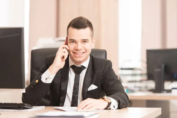 Obchodník v kanceláři mluví po telefonu — Stock fotografie