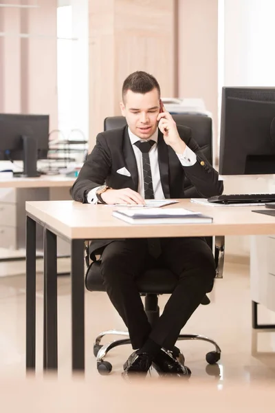 Fröhlicher Mann im Amt am Telefon — Stockfoto