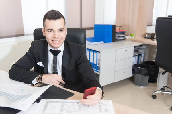 Obchodník na telefonu v kanceláři — Stock fotografie