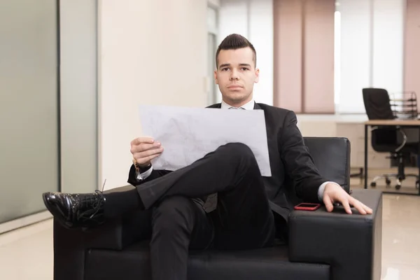 Empresario trabajando con documentos en la oficina —  Fotos de Stock