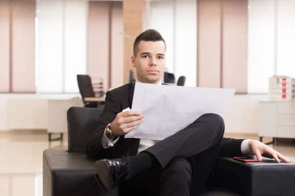 Empresário sentado na mesa de escritório assinar um contrato — Fotografia de Stock