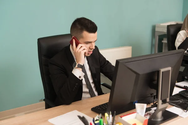 Podnikatel na telefon v kanceláři — Stock fotografie