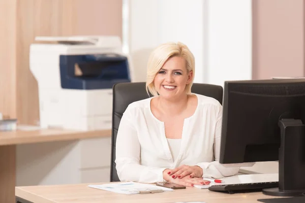 Empresaria en un descanso con su computadora — Foto de Stock