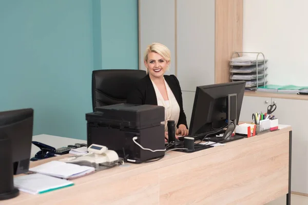 Zakenvrouw op een breuk met haar Computer — Stockfoto