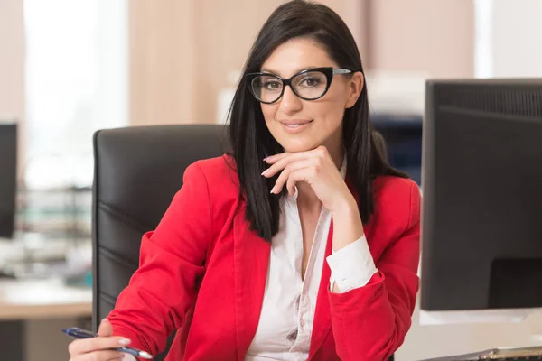 Retrato de una joven empresaria — Foto de Stock