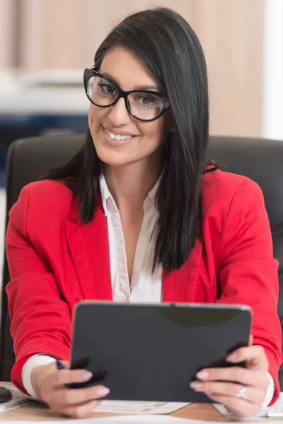 Zakenvrouw met computer — Stockfoto