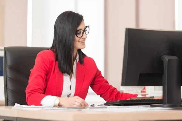 Empresaria en un descanso con su computadora — Foto de Stock