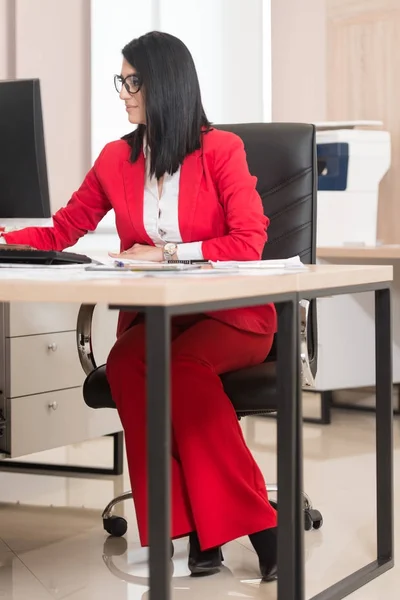 Empresaria en un descanso con su computadora — Foto de Stock