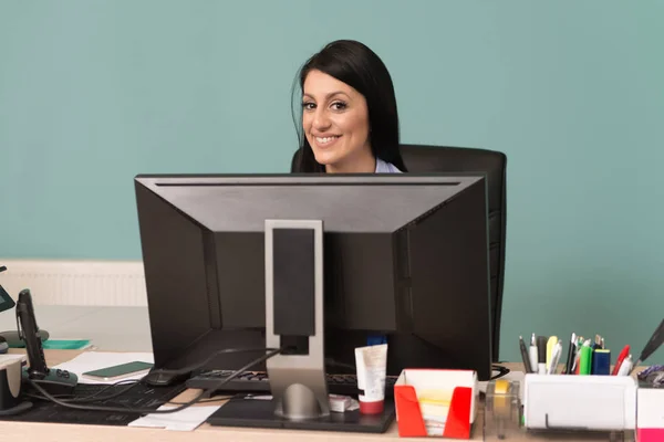 Mujer de negocios con computadora — Foto de Stock