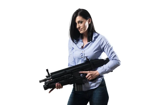Νεαρή γυναίκα με το όπλο που απομονώνονται σε λευκό φόντο — Φωτογραφία Αρχείου