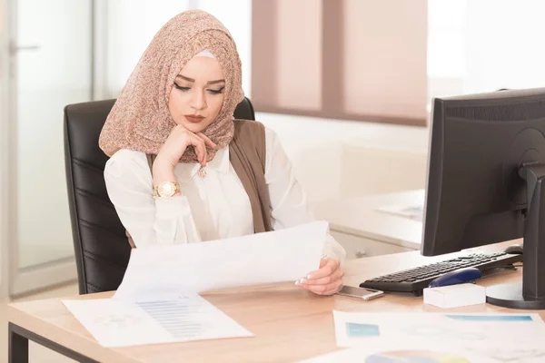 Moslim zakenvrouw werken met documenten In het kantoor — Stockfoto