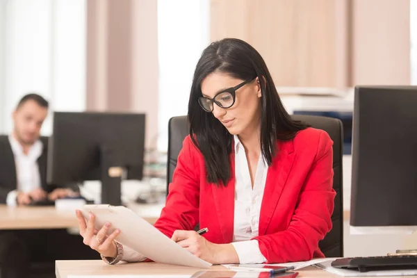 Affärskvinna som arbetar med dokument i office — Stockfoto