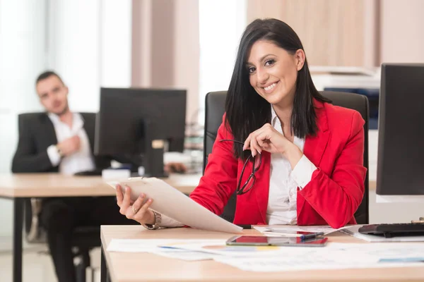 Femme d'affaires assise au bureau signant un contrat — Photo