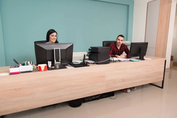 Two Business Worker Working On A Computer — Stock Photo, Image