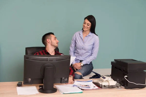 Business People Discussion At Computer — Stock Photo, Image