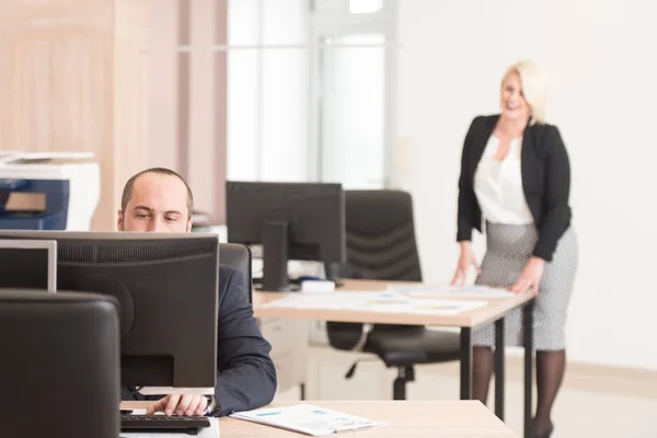 Affärsman och affärskvinna som diskuterar i ämbetet — Stockfoto