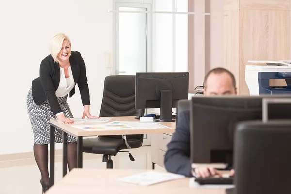 Mujer de negocios está gritando a su compañero de trabajo — Foto de Stock