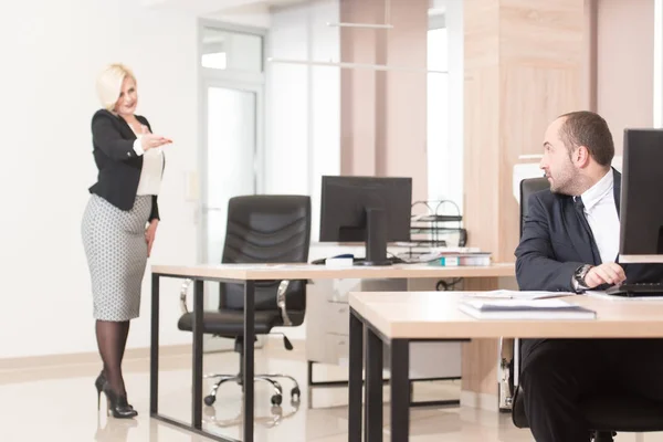 La donna d'affari sta urlando su Coworker — Foto Stock