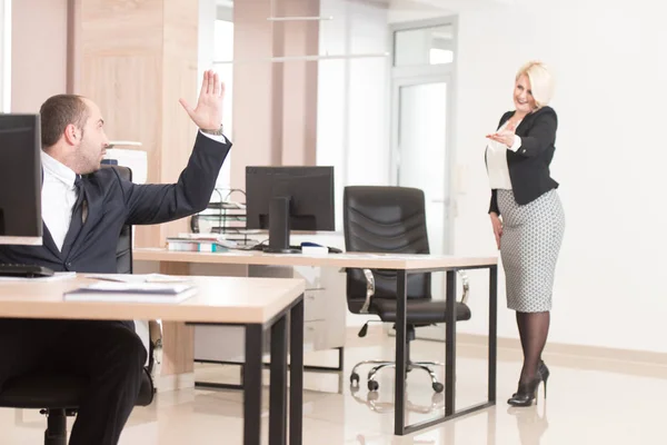 Mujer de negocios está gritando a su compañero de trabajo — Foto de Stock