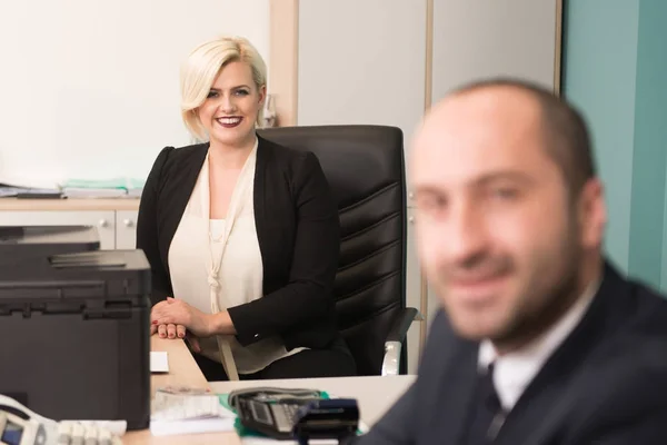 Trabajo en equipo de negocios en la oficina — Foto de Stock