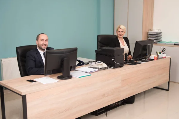 Two Business Worker Working On A Computer — Stock Photo, Image