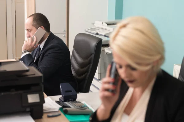 Dois trabalhadores de negócios trabalhando em um computador — Fotografia de Stock