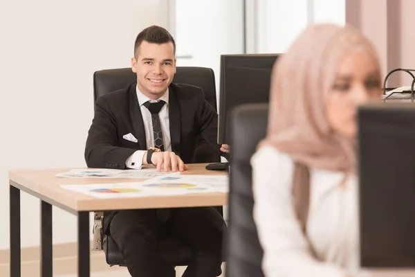 Mujer de negocios y hombre de negocios mirando a la computadora — Foto de Stock