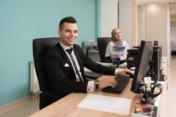 Empresário e empresária discutindo no escritório — Fotografia de Stock