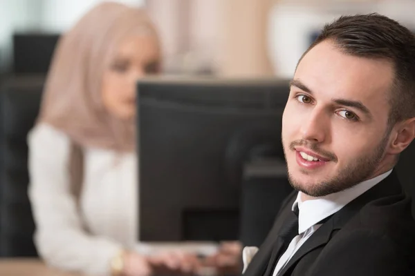 Porträt eines gutaussehenden Geschäftsmannes, der lächelt — Stockfoto