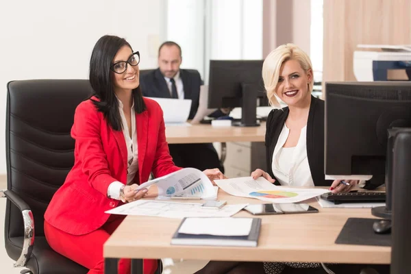 Discusión de la gente de negocios en la computadora — Foto de Stock