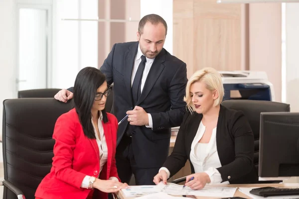 Uomo d'affari e donna d'affari che discutono in ufficio — Foto Stock