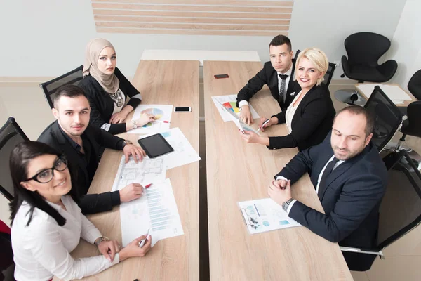 Hombres de negocios y mujeres de negocios que tienen discusión en la oficina — Foto de Stock