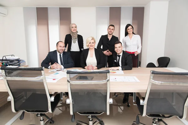 Hombres de negocios y mujeres de negocios que tienen discusión en la oficina — Foto de Stock