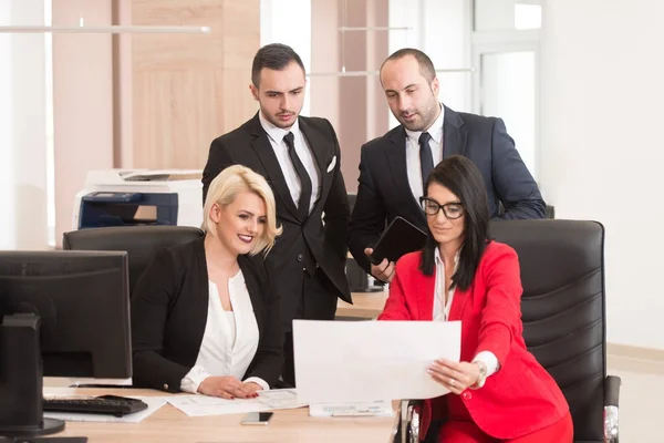 Équipe Affaires Démarrage Sur Réunion Dans Intérieur Lumineux Moderne Bureau — Photo