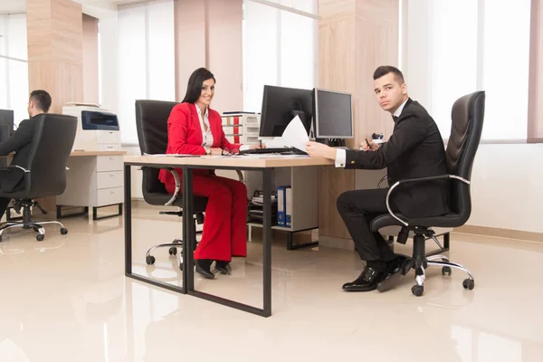 Grupo Gente Negocios Jóvenes Tienen Reunión Trabajo Oficina Brillante Moderna —  Fotos de Stock