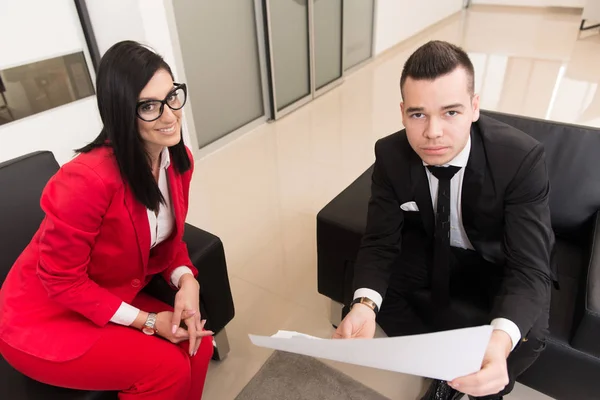 Grupo Gente Negocios Jóvenes Tienen Reunión Trabajo Oficina Brillante Moderna —  Fotos de Stock