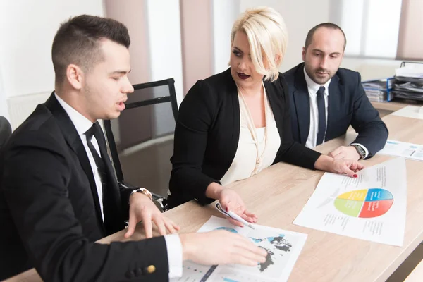 Grupo Empresarios Que Reúnen Oficina — Foto de Stock