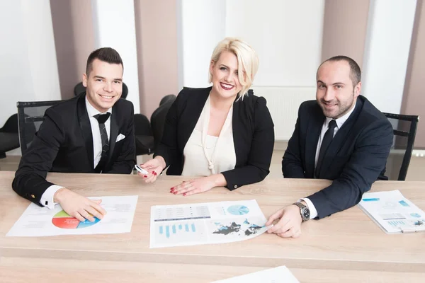 Grupo Gente Negocios Jóvenes Tienen Reunión Trabajo Oficina Brillante Moderna —  Fotos de Stock