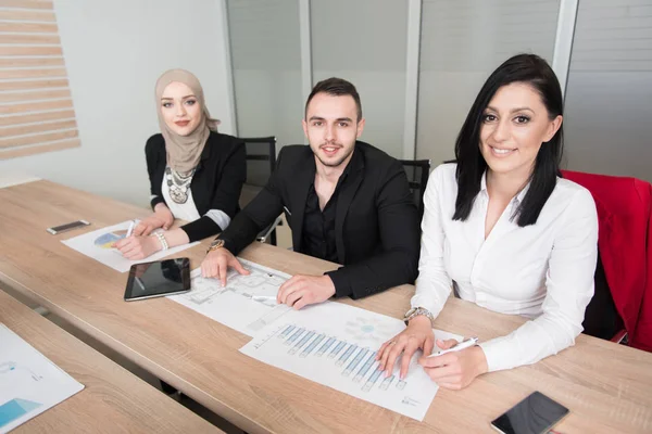 Equipe Negócios Inicialização Reunião Escritório Brilhante Moderno Brainstorming Interior — Fotografia de Stock