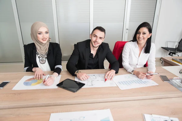 Junge Geschäftsleute Treffen Sich Und Arbeiten Modernen Hellen Büroräumen — Stockfoto