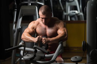 Dinlenme salonunda egzersiz sonrası kas adam