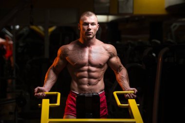 Trapezius için ağır egzersiz yapan erkek