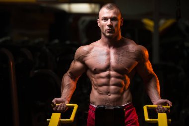 Trapezius için ağır egzersiz yaparak kas modeli