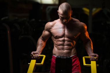 Trapezius için ağır egzersiz yapan erkek