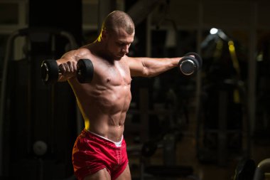 Adam omuz egzersiz Dumbbells ile